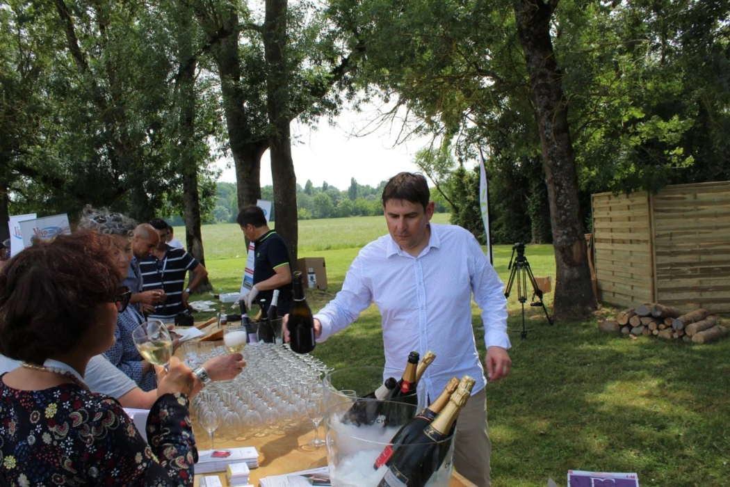 RUSSIE : LES VINS EFFERVESCENTS NATIONAUX POURRONT UTILISER LE MOT « CHAMPAGNE », LE CHAMPAGNE FRANÇ...